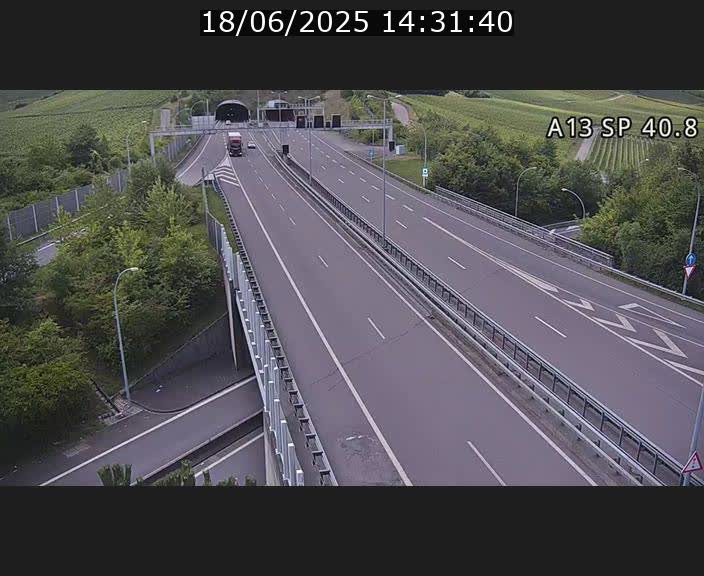 Webcam avec vue sur l'entrée côté allemand du tunnel Markusbierg à Schengen. Vue orientée vers le tunnel et Bettembourg