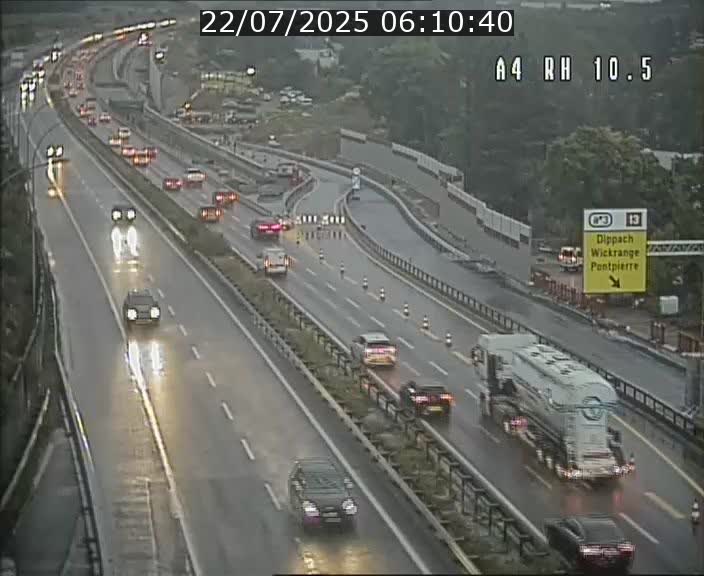 Traffic live webcam Luxembourg Pontpierre - A4 - BK 10.5 - direction Luxembourg