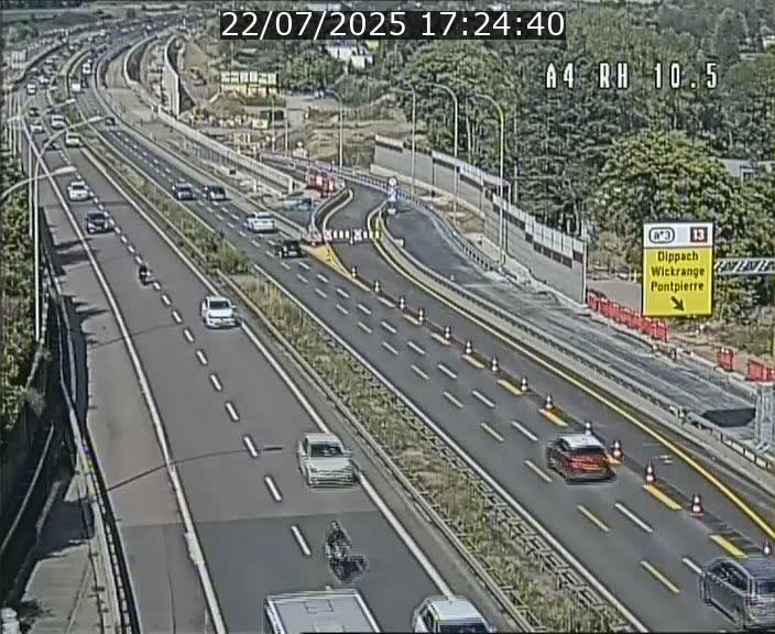 Traffic live webcam Luxembourg Pontpierre - A4 - BK 10.5 - direction Luxembourg