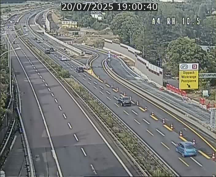 Traffic live webcam Luxembourg Pontpierre - A4 - BK 10.5 - direction Luxembourg