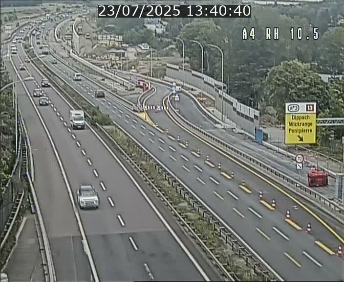 Traffic live webcam Luxembourg Pontpierre - A4 - BK 10.5 - direction Luxembourg