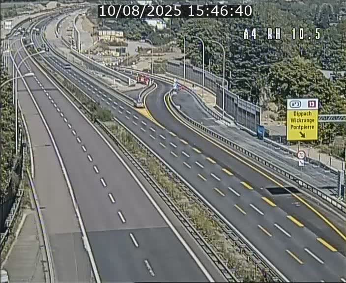 Traffic live webcam Luxembourg Pontpierre - A4 - BK 10.5 - direction Luxembourg
