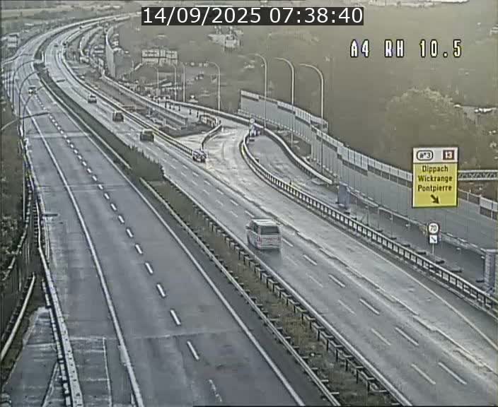 Traffic live webcam Luxembourg Pontpierre - A4 - BK 10.5 - direction Luxembourg