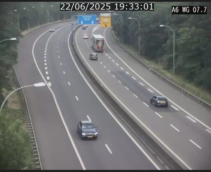 Traffic live webcam Luxembourg - Bridel - A6 - BK 7.7 - direction Belgique