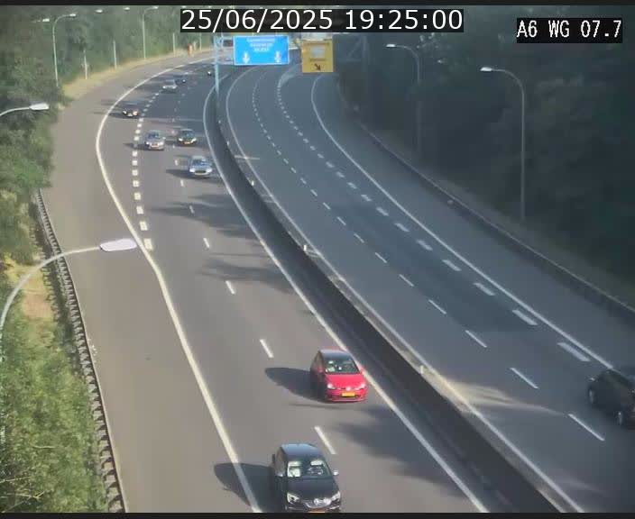 Traffic live webcam Luxembourg - Bridel - A6 - BK 7.7 - direction Belgique