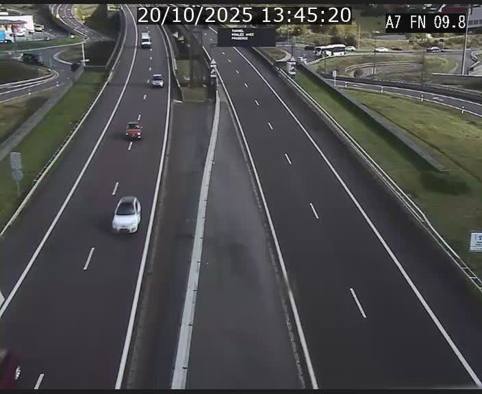 <h2>Caméra trafic Luxembourg - A7, Tunnel Gousselerbierg, sortie sud, direction rond-point Lorentzweiler (BK 9.9)</h2>