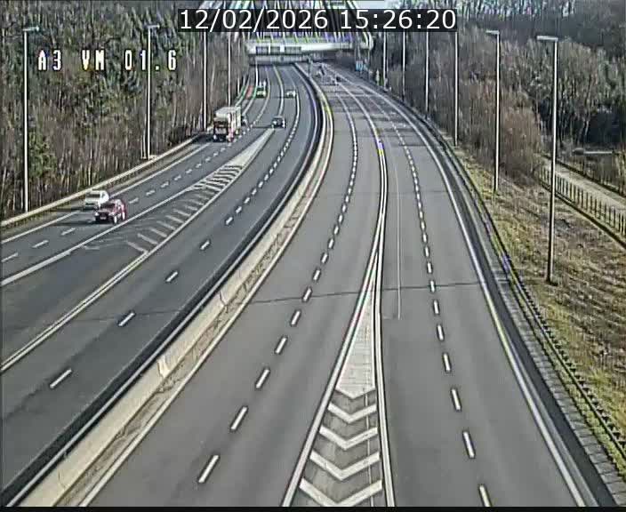 <h2>Traffic live webcam Luxembourg - Croix de Gasperich - A3 - BK 1.6 - direction France/Aire de Berchem</h2>