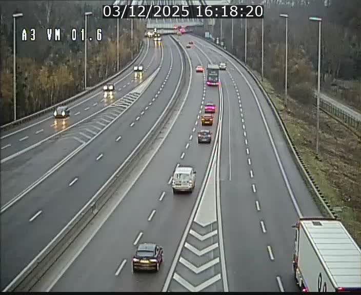 <h2>Traffic live webcam Luxembourg - Croix de Gasperich - A3 - BK 1.6 - direction France/Aire de Berchem</h2>