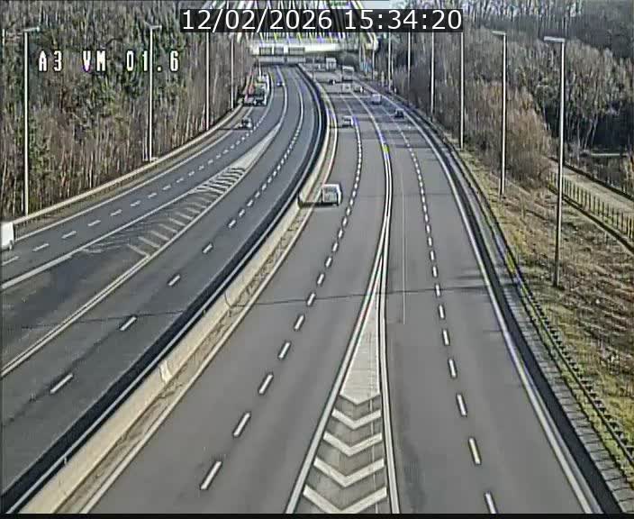 <h2>Traffic live webcam Luxembourg - Croix de Gasperich - A3 - BK 1.6 - direction France/Aire de Berchem</h2>