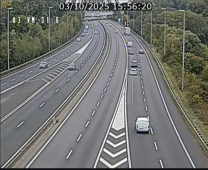 <h2>Traffic live webcam Luxembourg - Croix de Gasperich - A3 - BK 1.6 - direction France/Aire de Berchem</h2>