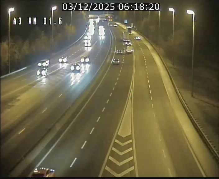 <h2>Traffic live webcam Luxembourg - Croix de Gasperich - A3 - BK 1.6 - direction France/Aire de Berchem</h2>