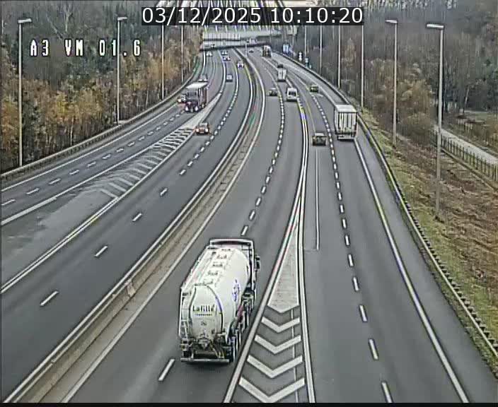 <h2>Traffic live webcam Luxembourg - Croix de Gasperich - A3 - BK 1.6 - direction France/Aire de Berchem</h2>
