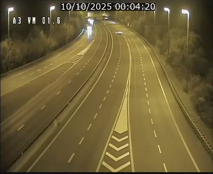 <h2>Traffic live webcam Luxembourg - Croix de Gasperich - A3 - BK 1.6 - direction France/Aire de Berchem</h2>