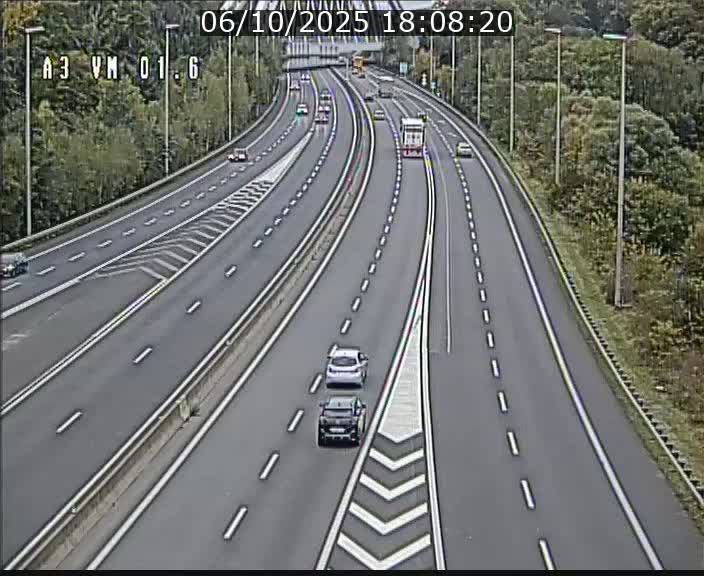<h2>Traffic live webcam Luxembourg - Croix de Gasperich - A3 - BK 1.6 - direction France/Aire de Berchem</h2>
