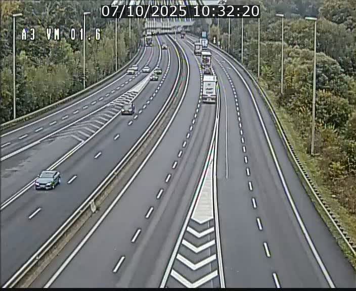 <h2>Traffic live webcam Luxembourg - Croix de Gasperich - A3 - BK 1.6 - direction France/Aire de Berchem</h2>