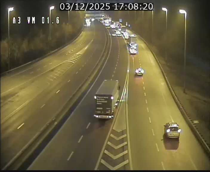 <h2>Traffic live webcam Luxembourg - Croix de Gasperich - A3 - BK 1.6 - direction France/Aire de Berchem</h2>