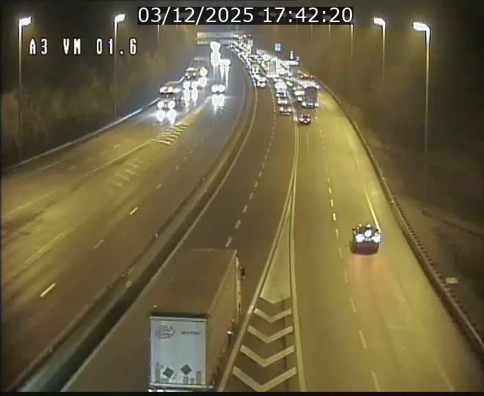 <h2>Traffic live webcam Luxembourg - Croix de Gasperich - A3 - BK 1.6 - direction France/Aire de Berchem</h2>