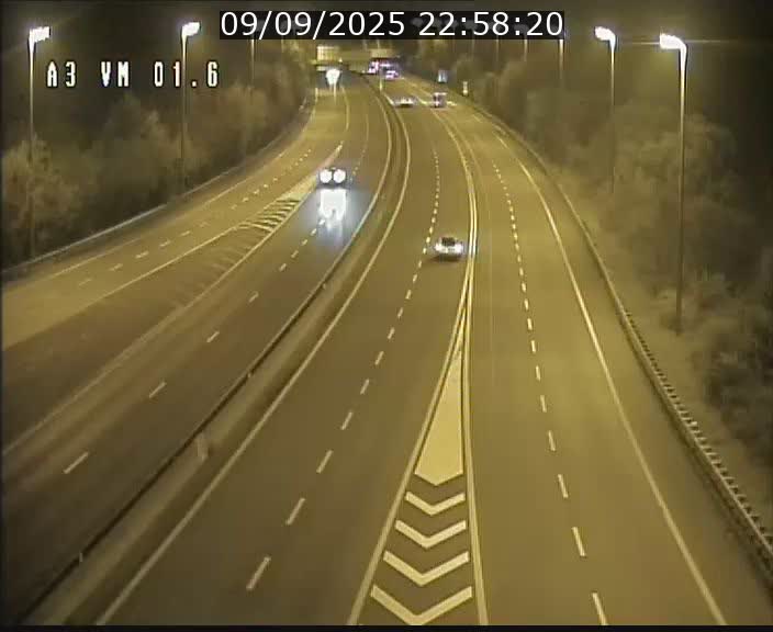 <h2>Traffic live webcam Luxembourg - Croix de Gasperich - A3 - BK 1.6 - direction France/Aire de Berchem</h2>