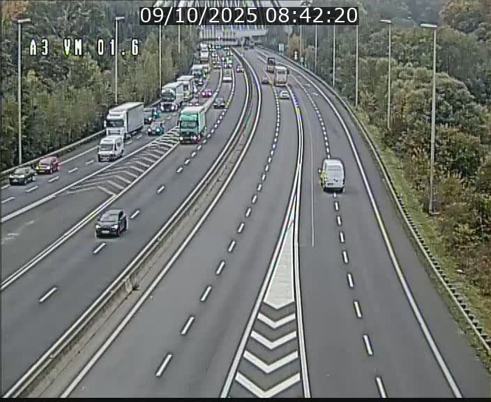 <h2>Traffic live webcam Luxembourg - Croix de Gasperich - A3 - BK 1.6 - direction France/Aire de Berchem</h2>