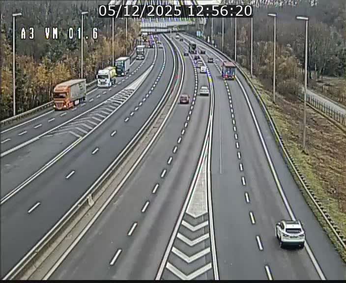 <h2>Traffic live webcam Luxembourg - Croix de Gasperich - A3 - BK 1.6 - direction France/Aire de Berchem</h2>