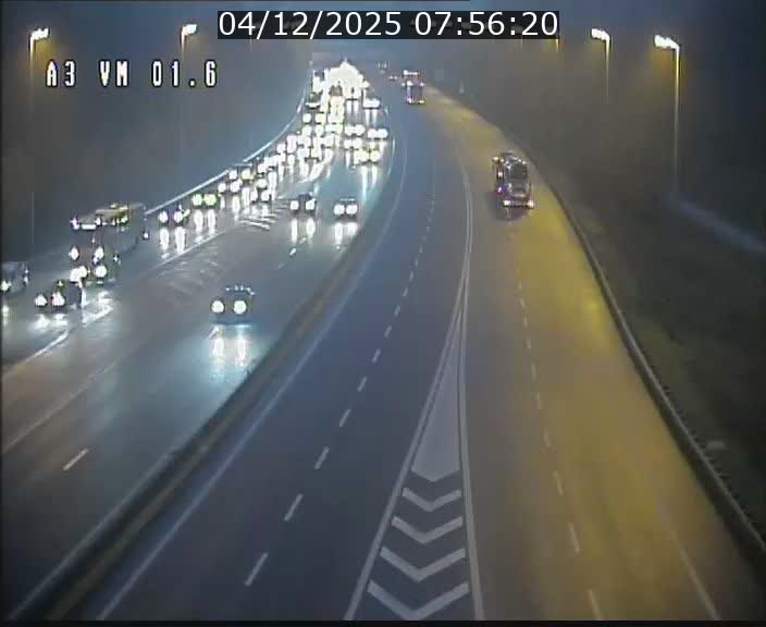 <h2>Traffic live webcam Luxembourg - Croix de Gasperich - A3 - BK 1.6 - direction France/Aire de Berchem</h2>