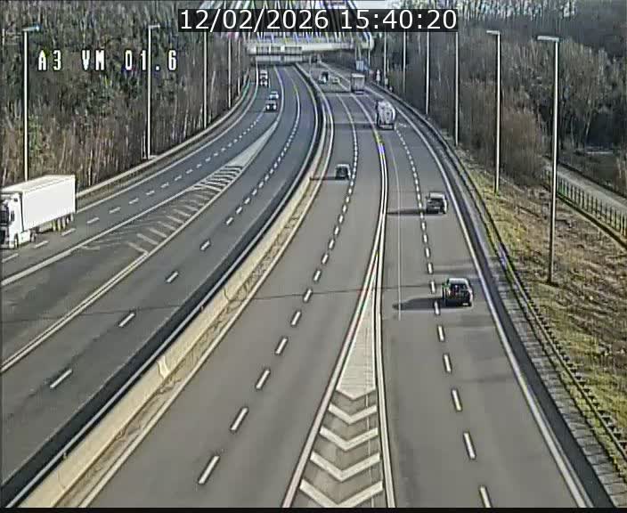 <h2>Traffic live webcam Luxembourg - Croix de Gasperich - A3 - BK 1.6 - direction France/Aire de Berchem</h2>