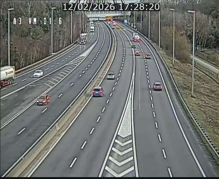 <h2>Traffic live webcam Luxembourg - Croix de Gasperich - A3 - BK 1.6 - direction France/Aire de Berchem</h2>