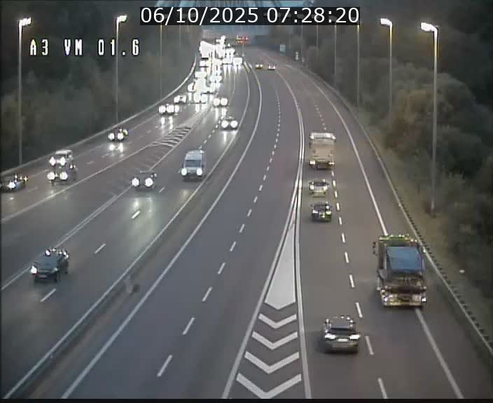 <h2>Traffic live webcam Luxembourg - Croix de Gasperich - A3 - BK 1.6 - direction France/Aire de Berchem</h2>