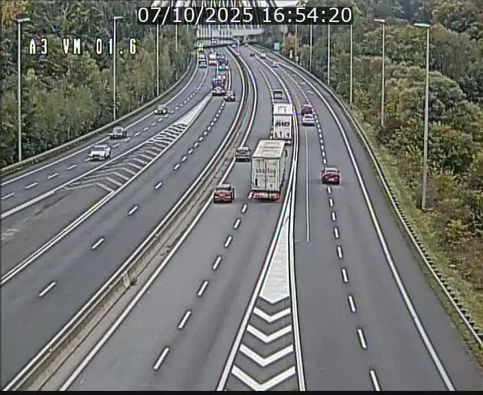 <h2>Traffic live webcam Luxembourg - Croix de Gasperich - A3 - BK 1.6 - direction France/Aire de Berchem</h2>