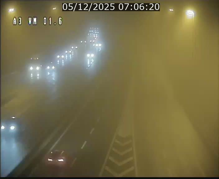<h2>Traffic live webcam Luxembourg - Croix de Gasperich - A3 - BK 1.6 - direction France/Aire de Berchem</h2>