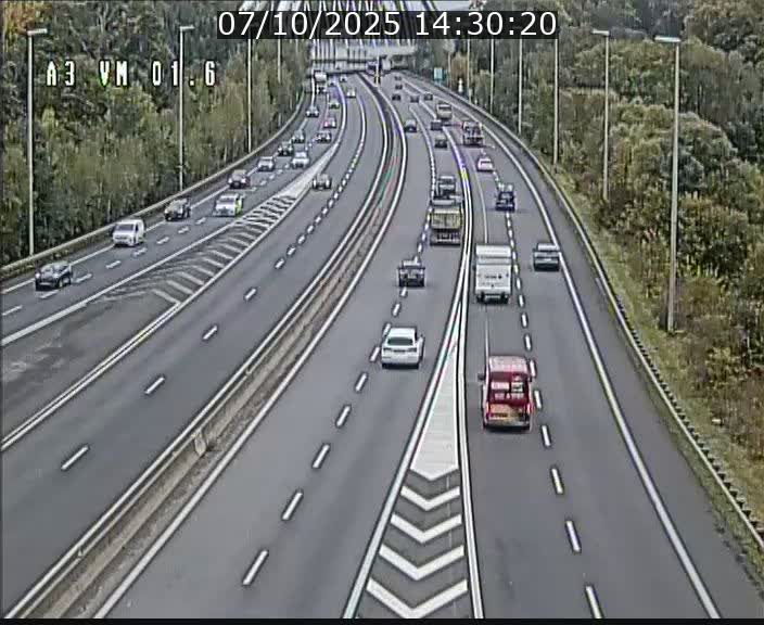 <h2>Traffic live webcam Luxembourg - Croix de Gasperich - A3 - BK 1.6 - direction France/Aire de Berchem</h2>