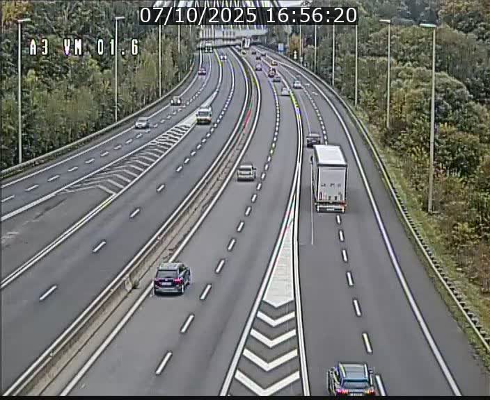<h2>Traffic live webcam Luxembourg - Croix de Gasperich - A3 - BK 1.6 - direction France/Aire de Berchem</h2>