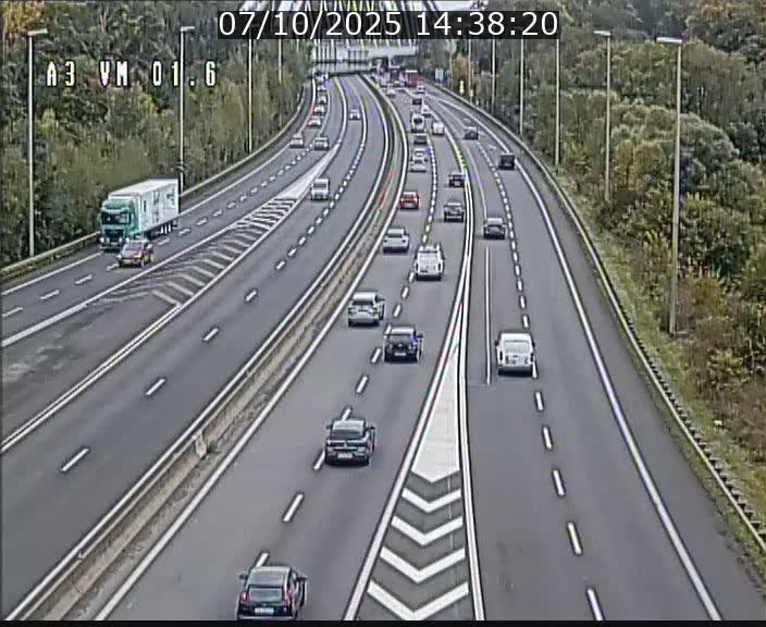 <h2>Traffic live webcam Luxembourg - Croix de Gasperich - A3 - BK 1.6 - direction France/Aire de Berchem</h2>