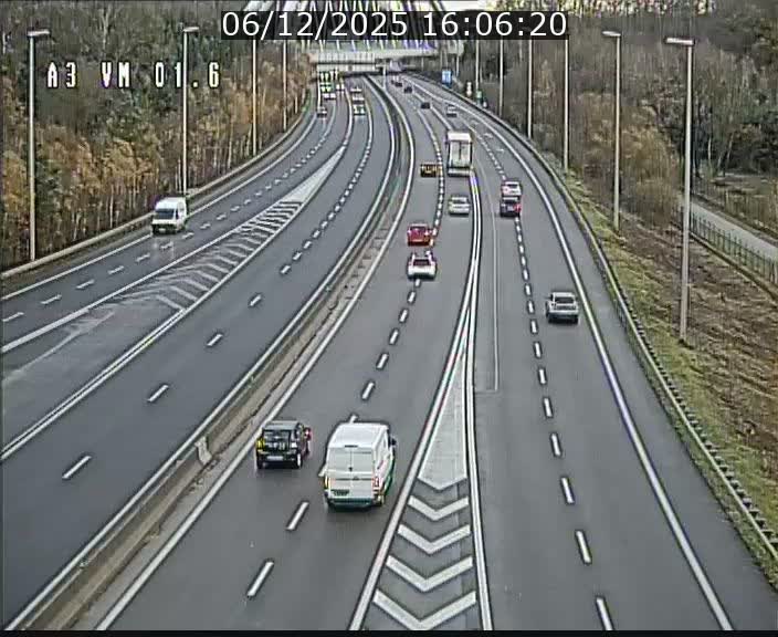 <h2>Traffic live webcam Luxembourg - Croix de Gasperich - A3 - BK 1.6 - direction France/Aire de Berchem</h2>
