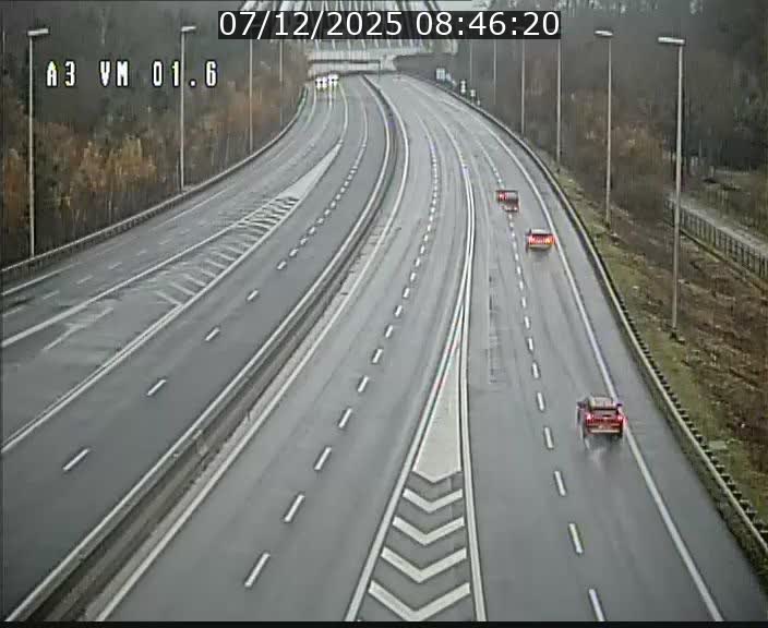 <h2>Traffic live webcam Luxembourg - Croix de Gasperich - A3 - BK 1.6 - direction France/Aire de Berchem</h2>