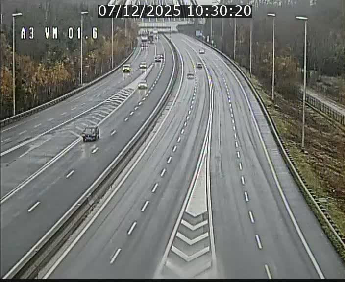 <h2>Traffic live webcam Luxembourg - Croix de Gasperich - A3 - BK 1.6 - direction France/Aire de Berchem</h2>