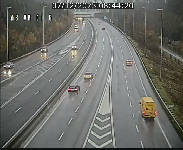 <h2>Traffic live webcam Luxembourg - Croix de Gasperich - A3 - BK 1.6 - direction France/Aire de Berchem</h2>
