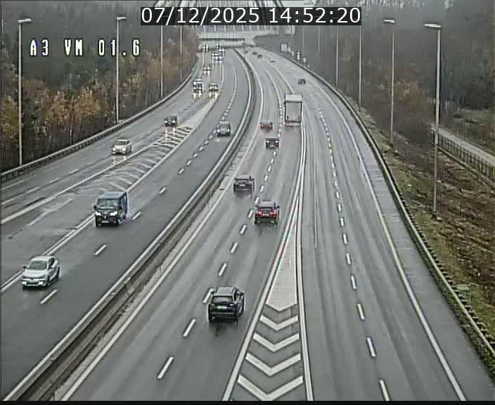 <h2>Traffic live webcam Luxembourg - Croix de Gasperich - A3 - BK 1.6 - direction France/Aire de Berchem</h2>