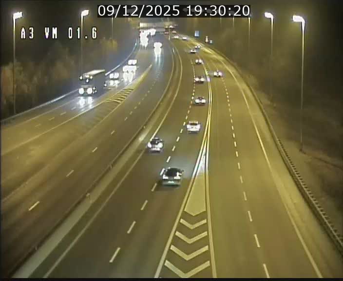 <h2>Traffic live webcam Luxembourg - Croix de Gasperich - A3 - BK 1.6 - direction France/Aire de Berchem</h2>