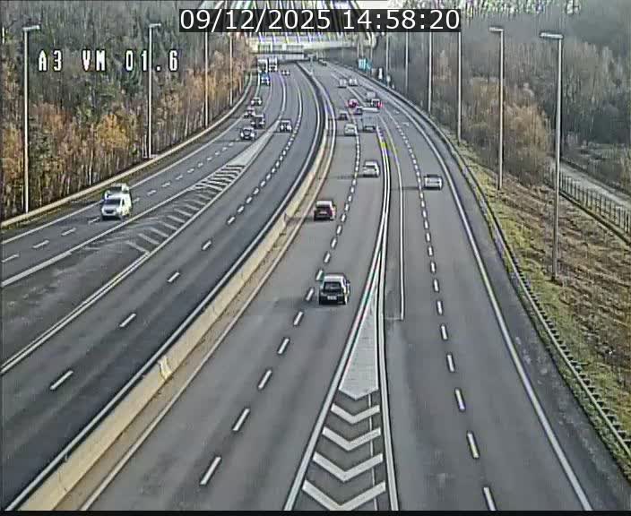 <h2>Traffic live webcam Luxembourg - Croix de Gasperich - A3 - BK 1.6 - direction France/Aire de Berchem</h2>