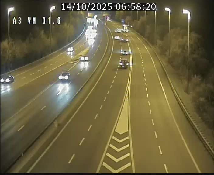 <h2>Traffic live webcam Luxembourg - Croix de Gasperich - A3 - BK 1.6 - direction France/Aire de Berchem</h2>