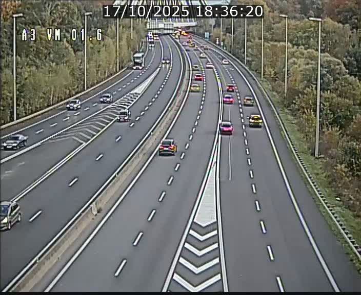 <h2>Traffic live webcam Luxembourg - Croix de Gasperich - A3 - BK 1.6 - direction France/Aire de Berchem</h2>
