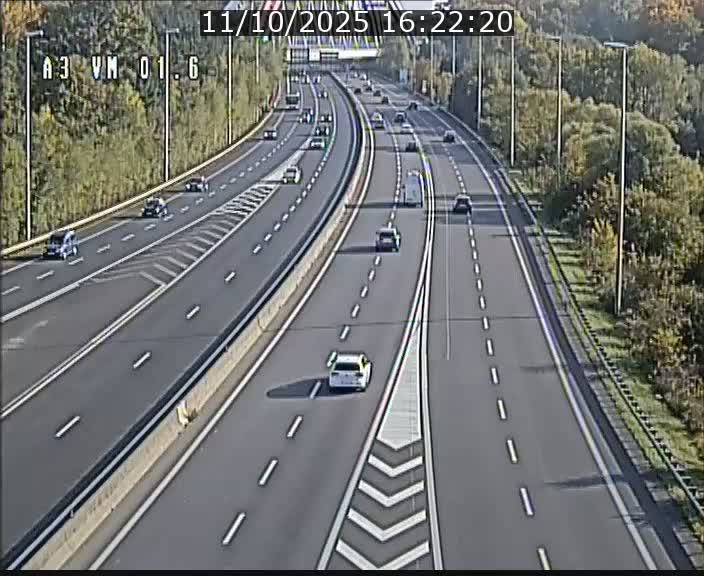 <h2>Traffic live webcam Luxembourg - Croix de Gasperich - A3 - BK 1.6 - direction France/Aire de Berchem</h2>