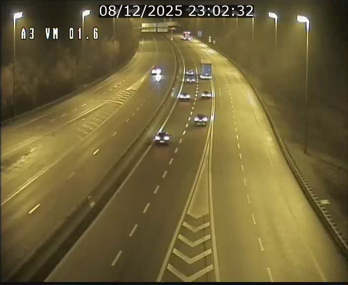 <h2>Traffic live webcam Luxembourg - Croix de Gasperich - A3 - BK 1.6 - direction France/Aire de Berchem</h2>