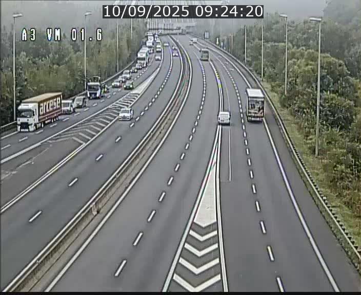 <h2>Traffic live webcam Luxembourg - Croix de Gasperich - A3 - BK 1.6 - direction France/Aire de Berchem</h2>