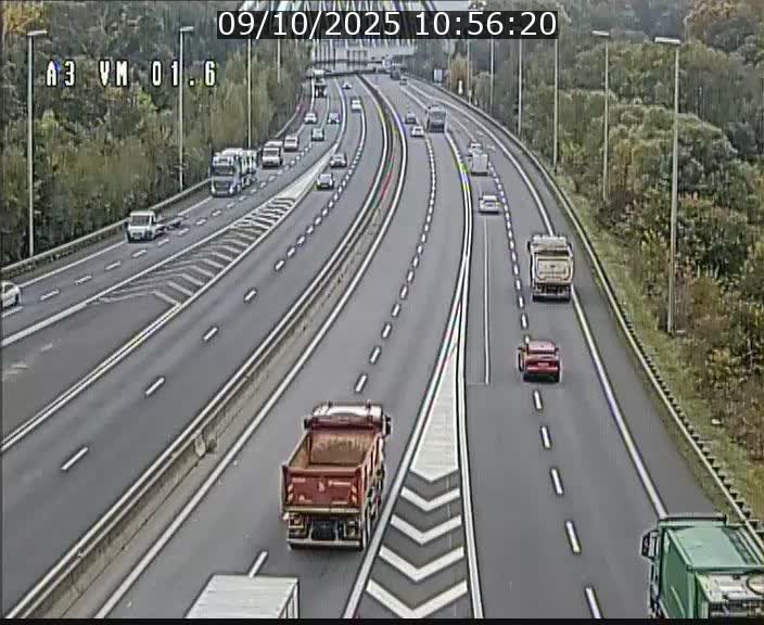 <h2>Traffic live webcam Luxembourg - Croix de Gasperich - A3 - BK 1.6 - direction France/Aire de Berchem</h2>
