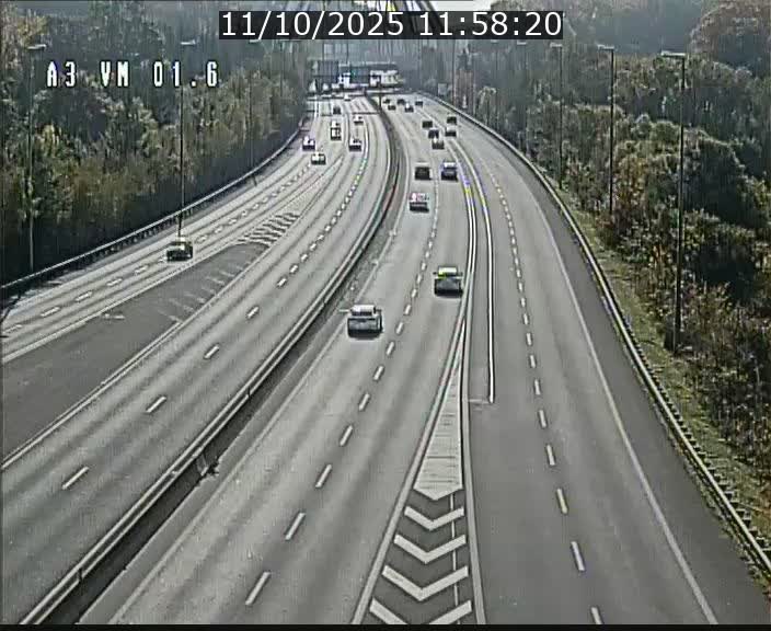 <h2>Traffic live webcam Luxembourg - Croix de Gasperich - A3 - BK 1.6 - direction France/Aire de Berchem</h2>