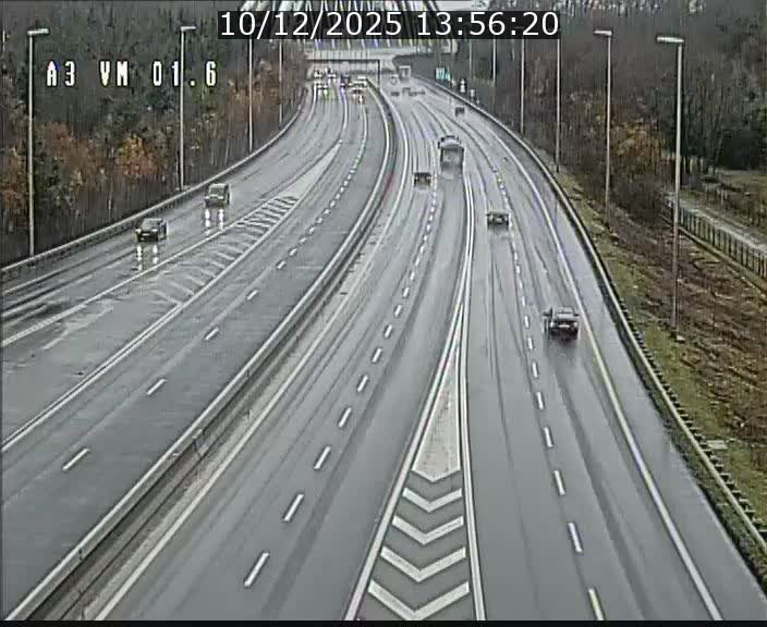 <h2>Traffic live webcam Luxembourg - Croix de Gasperich - A3 - BK 1.6 - direction France/Aire de Berchem</h2>