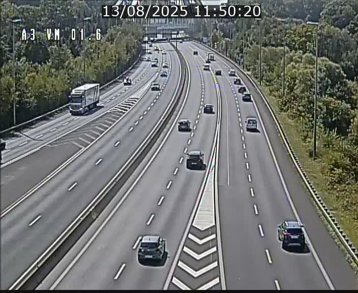 <h2>Traffic live webcam Luxembourg - Croix de Gasperich - A3 - BK 1.6 - direction France/Aire de Berchem</h2>