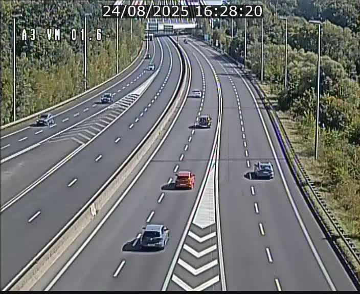 <h2>Traffic live webcam Luxembourg - Croix de Gasperich - A3 - BK 1.6 - direction France/Aire de Berchem</h2>